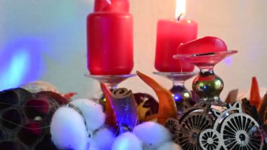 Duvarın yanında yanan mum olan güzel Noel süsleri, tatil konsepti. 