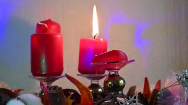 Duvarın yanında yanan mum olan güzel Noel süsleri, tatil konsepti. 