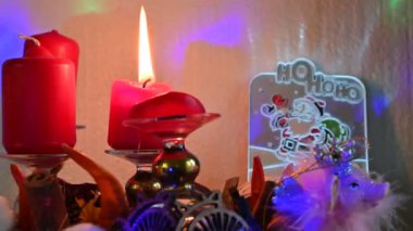 Duvarın yanında yanan mum olan güzel Noel süsleri, tatil konsepti. 