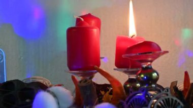 Duvarın yanında yanan mum olan güzel Noel süsleri, tatil konsepti. 