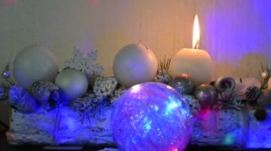 Duvarın yanında yanan mum olan güzel Noel süsleri, tatil konsepti. 