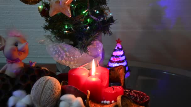 壁の近くに燃えるろうそくと美しいクリスマスの装飾 休日のコンセプト — ストック動画