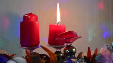 Duvarın yanında yanan mum olan güzel Noel süsleri, tatil konsepti. 