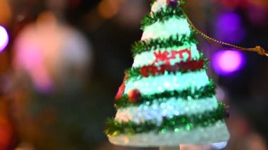 Ağaçtaki güzel Noel süsleri, tatil konsepti. 