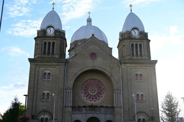 Mavi gökyüzüne karşı kilise manzarası