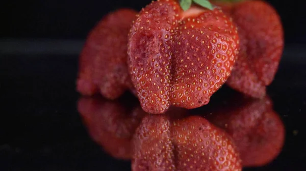 Süße Köstliche Erdbeeren Auf Schwarzem Hintergrund — Stockfoto