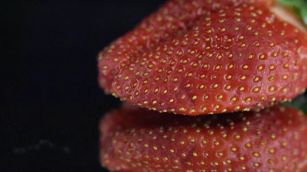 Délicieuses Fraises Sucrées Sur Fond Noir — Photo