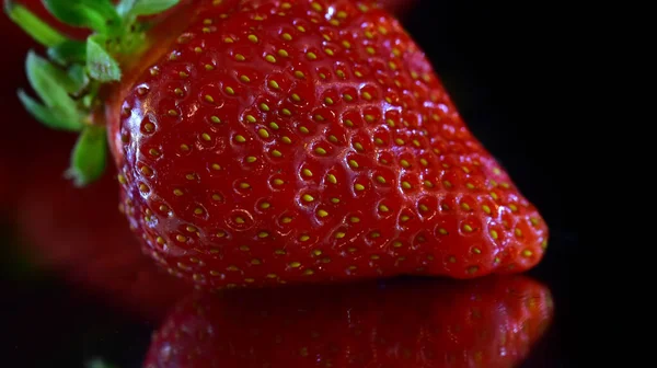 Dulce Fresa Deliciosa Sobre Fondo Oscuro Vista Cercana —  Fotos de Stock