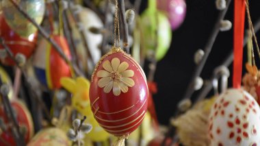 Karanlık arka planda çiçekli dekoratif Paskalya yumurtaları, yakın görüş, mutlu paskalya konsepti 