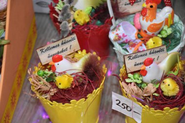 Karanlık arka planda dekoratif boyalı Paskalya süslemesi, yakın görüş, mutlu paskalya konsepti 