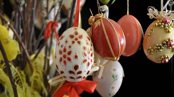 Oeufs Pâques Décoratifs Peints Avec Des Fleurs Sur Fond Sombre — Photo