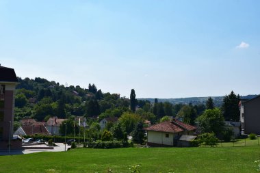 Çevrede yeşil doğa olan evlerin manzarası
