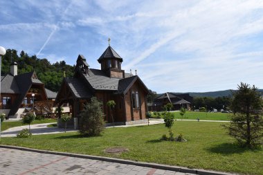 Çevrede yeşil doğa olan evlerin manzarası