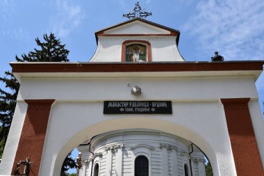 Mavi gökyüzüne karşı inşa edilen güzel manastır manzarası