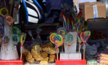 Açık pazarda lolipoplar ve şekerler
