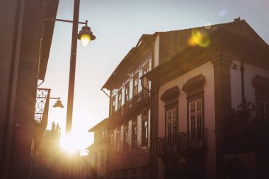 Sundown günbatımı ışığı ile sokak cephe