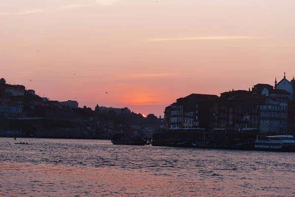 Güneş batmadan Nehri kenarındaki