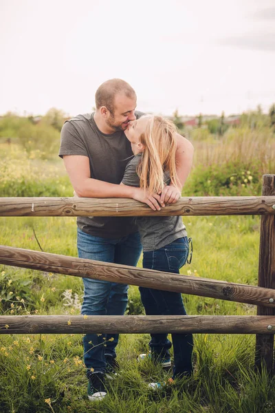 Pareja Divirtiéndose Campo — Foto de Stock