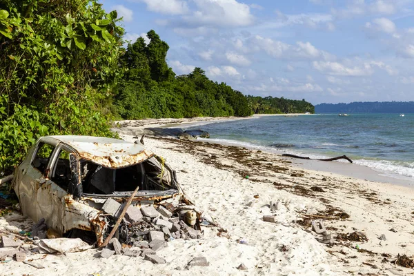 Föroreningar på stranden i tropiska hav. Plast sopor, bil wre — Stockfoto