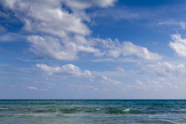 Sakin sakin hava denizde üzerinde asılı bulutlar ile deniz manzarası. Trop