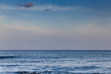 Sakin sakin hava denizde üzerinde asılı bulutlar ile deniz manzarası.