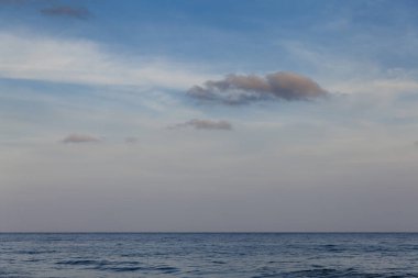 Sakin sakin hava denizde üzerinde asılı bulutlar ile deniz manzarası.