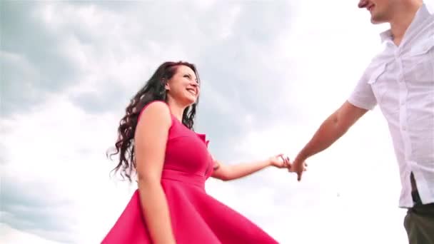 Una joven pareja enamorada bailando y girando en un baile en el paseo marítimo — Vídeos de Stock