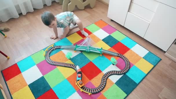 L'enfant prend soin du train en passant par le rail — Video