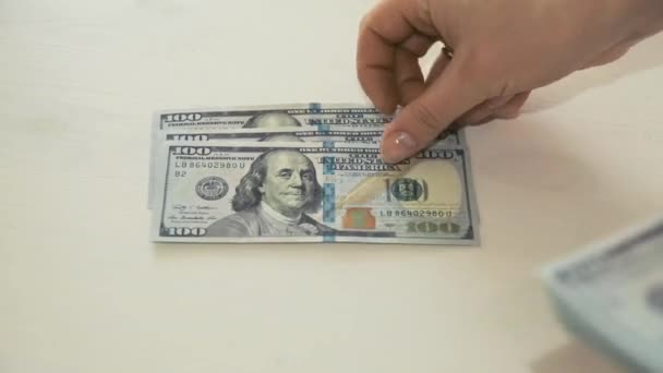 Womans tangan menghitung uang pada latar belakang putih — Stok Video