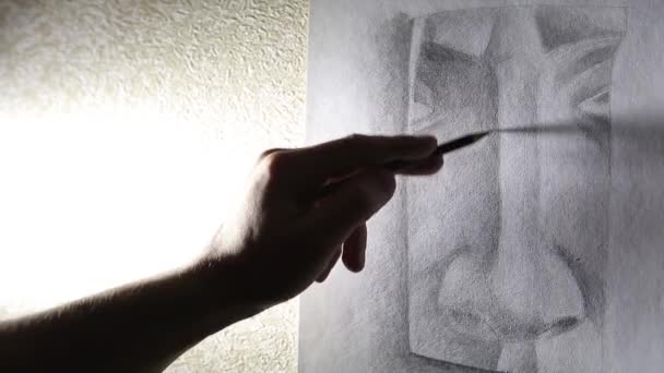 Homme artiste dessine un nez avec un crayon graphite HD 1920x1080p — Video