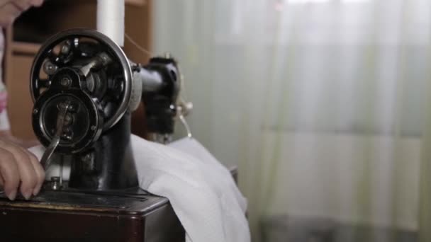 Babička šije oblečení na starý šicí stroj — Stock video