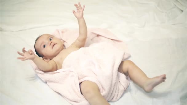 작은 아기 목욕 후 수건에 누워 — 비디오
