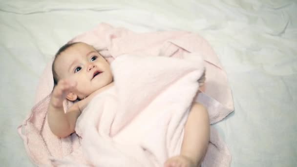 Recién nacido hermosa nena en toalla después de bañarse — Vídeos de Stock