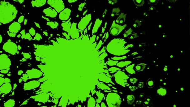 Effect with a drop of bright green paint on the water surface — Stock Video