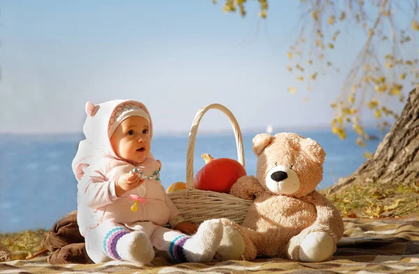 Little girl on a picnic by the blue sea — Stock Photo, Image
