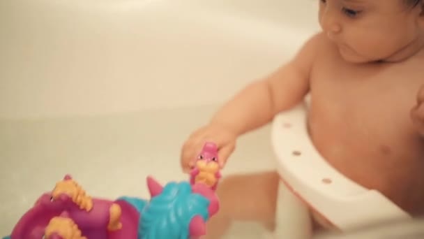 Menina brincando no banheiro com brinquedos HD 1920x1080 — Vídeo de Stock