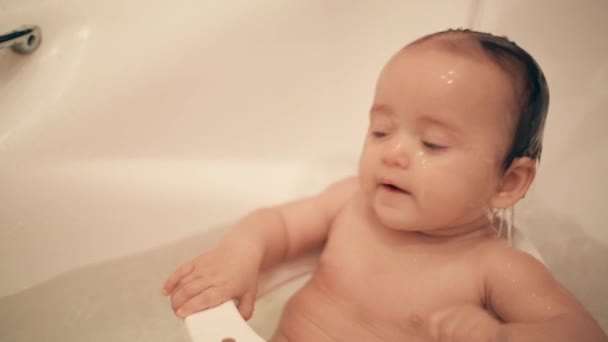 Kleines Baby badet im Badezimmer — Stockvideo