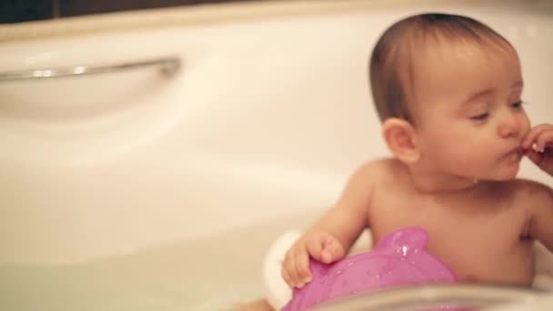 Lilla barnet badar i badrummet Hd 1920 x 1080 — Stockvideo