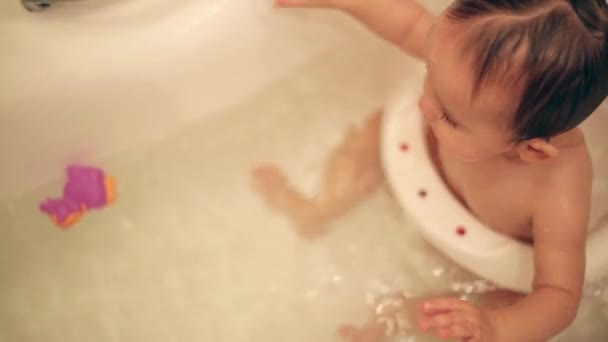 Bambina lava in bagno con pony giocattolo 1920x1080 — Video Stock