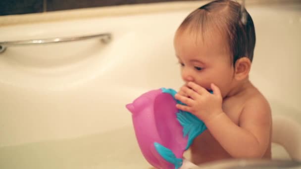 Маленька дівчинка миє у ванній з іграшковими поні HD — стокове відео