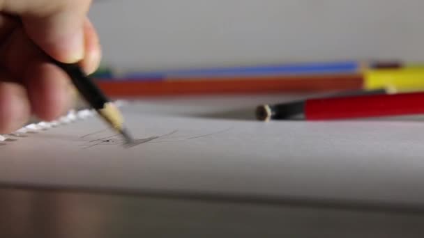 На білому аркуші паперу ламається олівець свинець HD 1920 — стокове відео