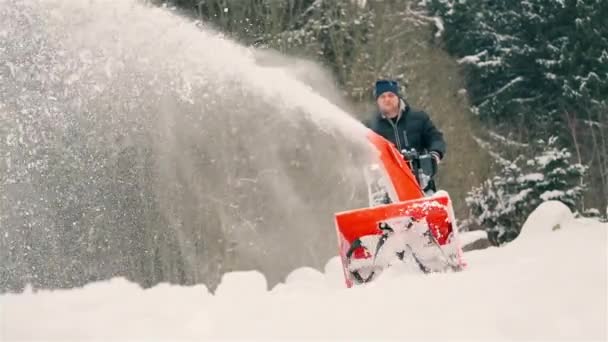 L'équipement de déneigement enlève la neige en hiver HD 1920 — Video