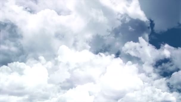 Eine große Ansammlung dicker Wolken am blauen Himmel — Stockvideo