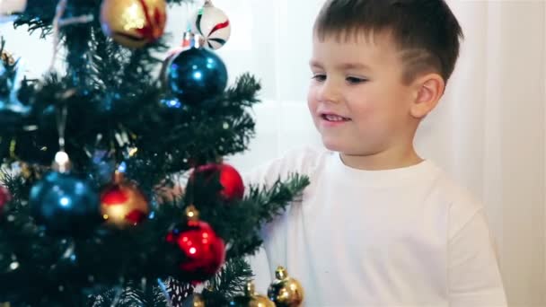 Dítě se dívá na krásné vánoční ozdoby — Stock video