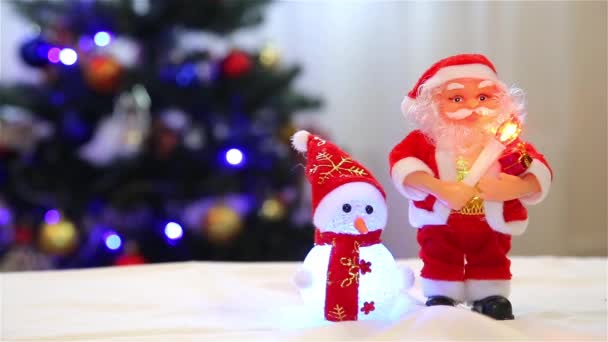 Композиция игрушка Санта-Клаус и снеговик — стоковое видео