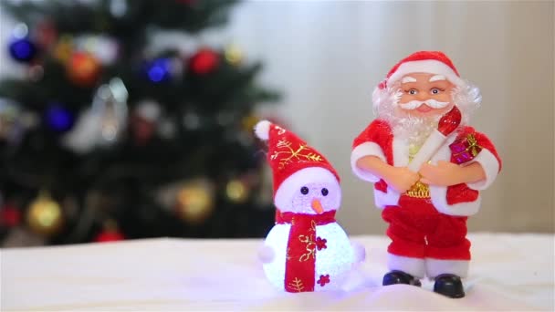 Композиция игрушка Санта-Клаус и снеговик — стоковое видео