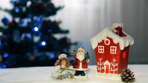 Composição de Natal com geada de pai de brinquedo e a donzela de neve — Vídeo de Stock