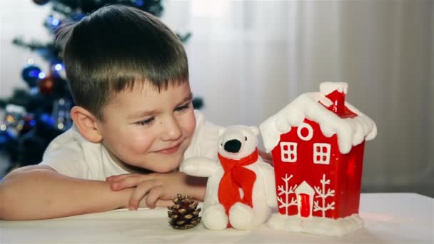 Un niño esperando el deseo de hacerse realidad en Navidad — Vídeos de Stock