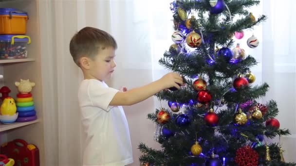 Un niño decora un árbol de Navidad HD 1920 — Vídeos de Stock