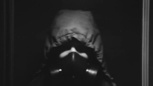 大きく Hd1920x1080 呼吸ガス攻撃後の特別な保護の男 — ストック動画